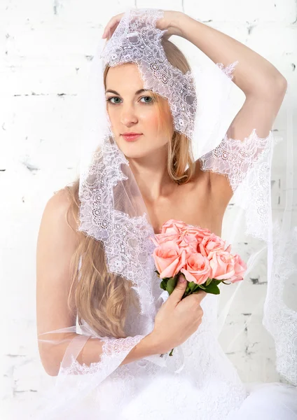 Portret van een mooie blonde bruid — Stockfoto