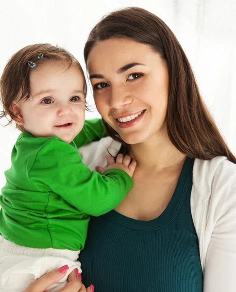 Felice madre sorridente con figlia — Foto Stock