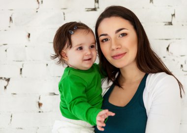 mutlu gülümseyen anne ile bebek