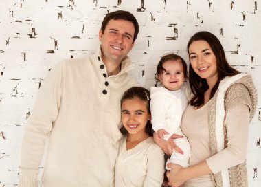 gülümseyerek mutlu bir aile portresi