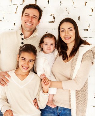gülümseyerek mutlu bir aile portresi