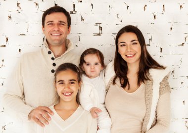 gülümseyerek mutlu bir aile portresi