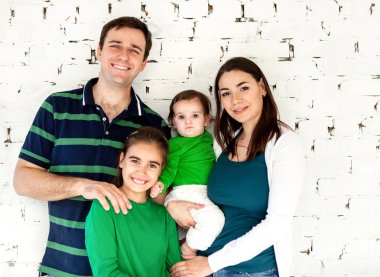 gülümseyerek mutlu bir aile portresi