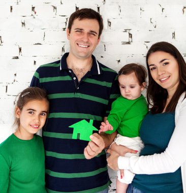 gülümseyerek mutlu bir aile portresi