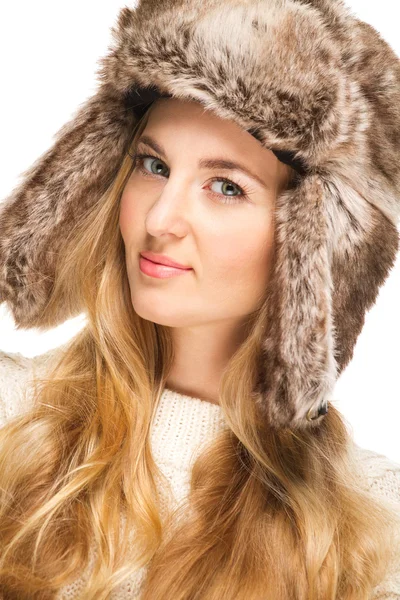 Ritratto della bella ragazza bionda cappello di pelliccia — Foto Stock