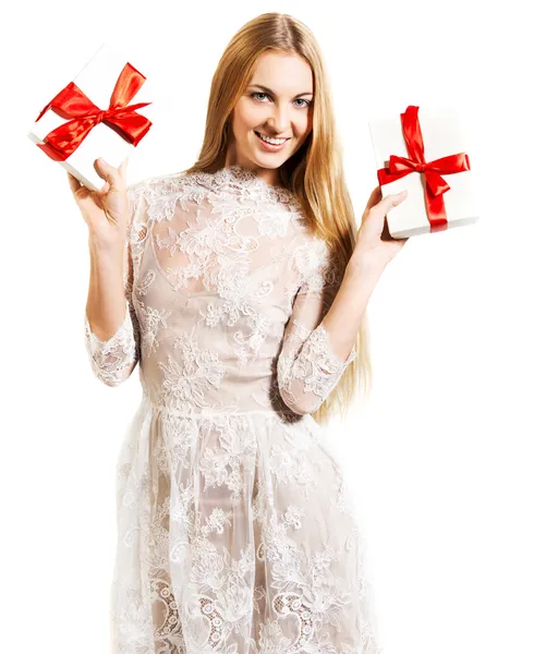 Jovem menina loira feliz com presentes — Fotografia de Stock