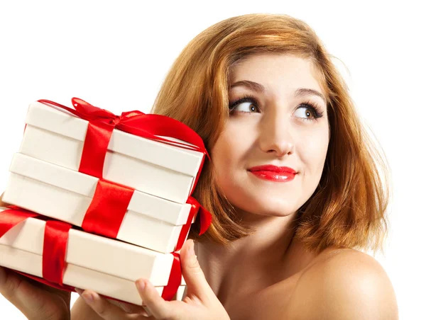 Krásná mladá brunetka s dárky — Stock fotografie