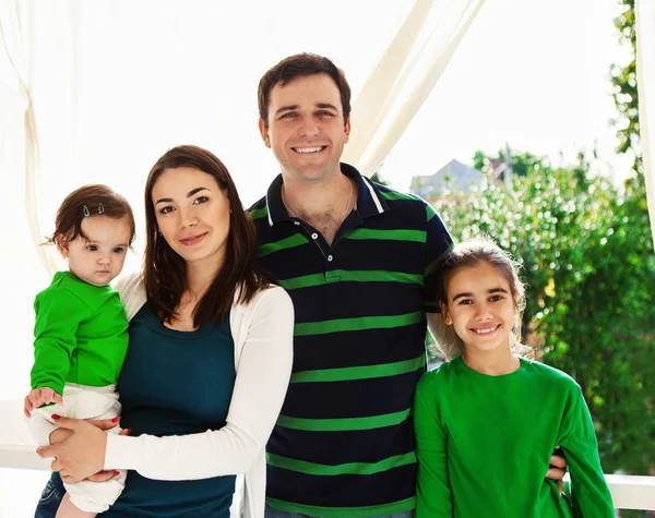 Retrato de una familia feliz sonriente — Foto de Stock