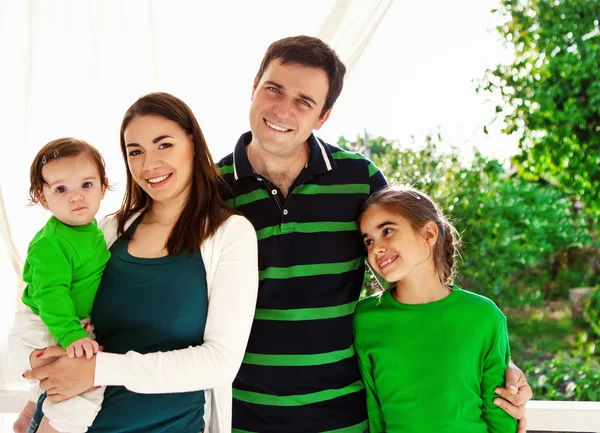 Portret van een glimlachende en gelukkige familie — Stockfoto