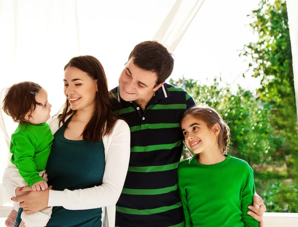 Porträtt av en lyckligt leende familj — Stockfoto