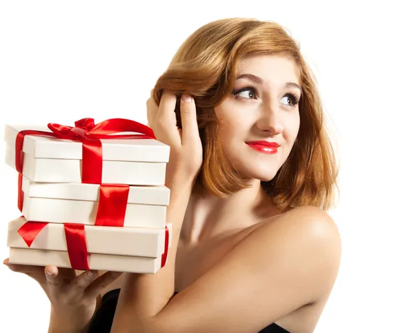 Schöne junge brünette Mädchen mit Geschenken — Stockfoto