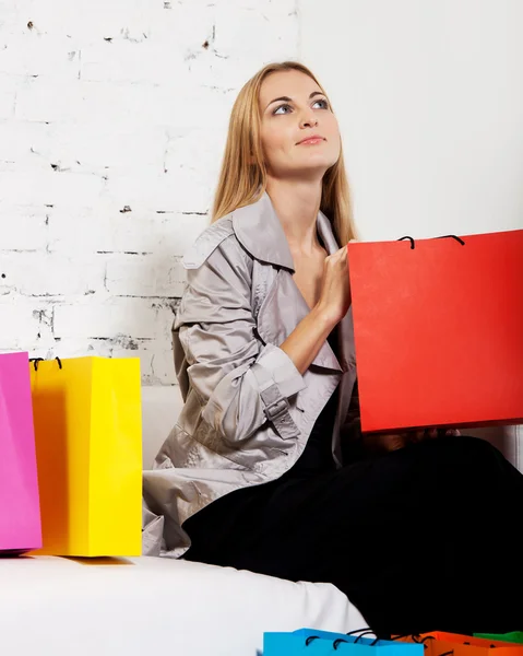 Mujer rubia joven después de ir de compras — Foto de Stock