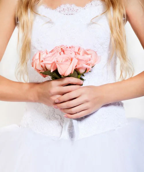 Brud innehav bröllop bukett — Stockfoto
