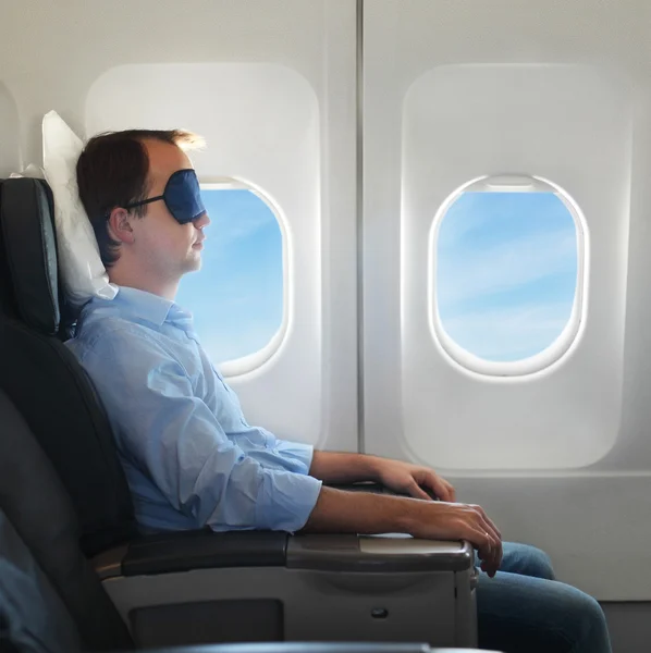 uçağın içinde dinlendirici bir adam portresi