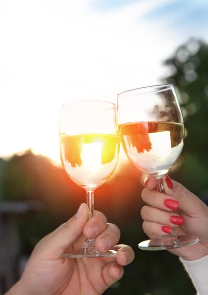 Young happy couple enjoying a glasses of white wine — Stock Photo, Image