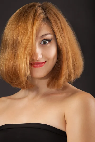 Piękna młoda kobieta z rudymi włosami — Zdjęcie stockowe