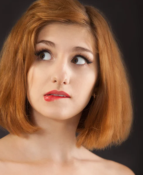 Bela jovem mulher com cabelo vermelho — Fotografia de Stock