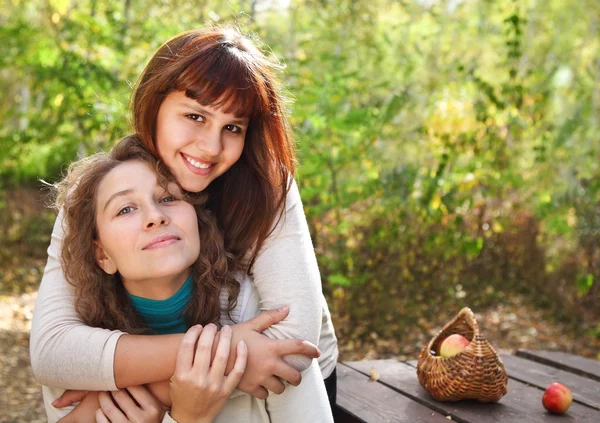 Joven mujer sonriente con su hija adolescente —  Fotos de Stock