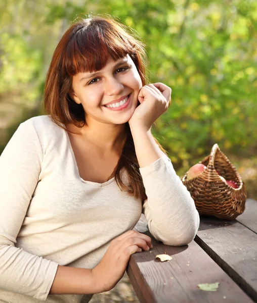 Feliz sonrisa adolescente chica — Foto de Stock