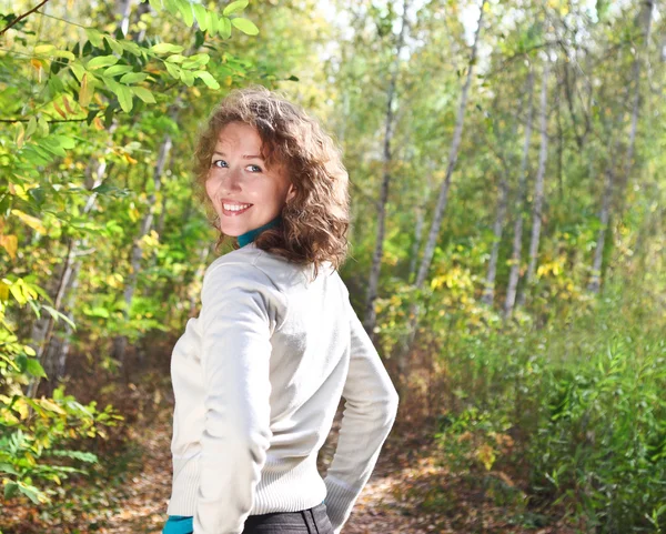 Young happy smiling woman outdoors — Stock Photo, Image
