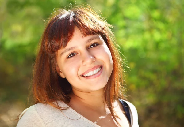 Ευτυχής χαμογελαστοί έφηβος κορίτσι — Φωτογραφία Αρχείου