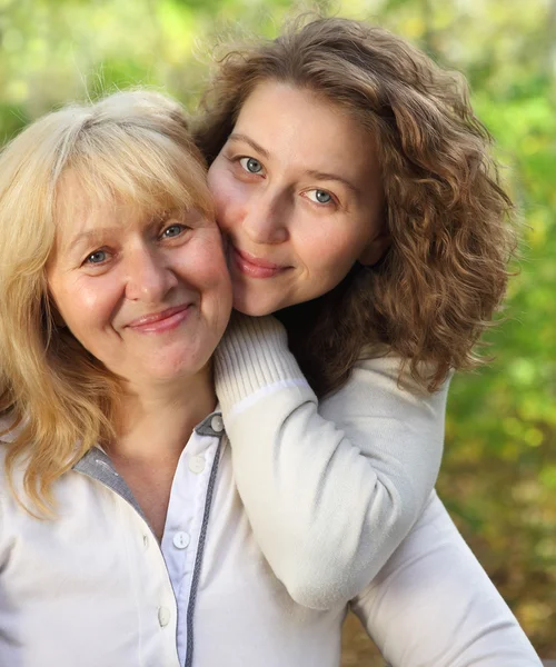 Medelålders kvinna med sin dotter — Stockfoto