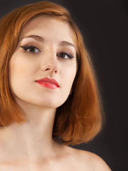 Bela jovem mulher com cabelo vermelho — Fotografia de Stock