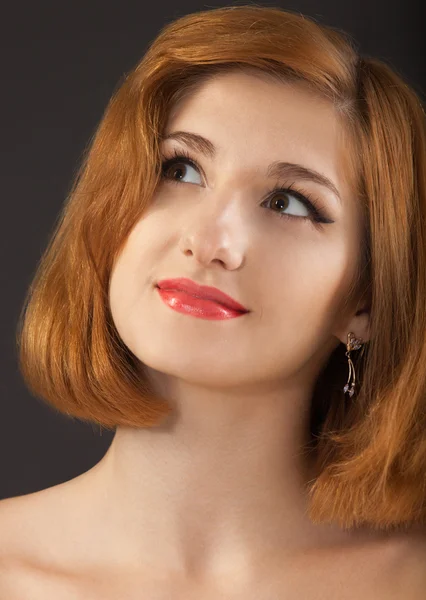 Hermosa mujer joven con el pelo rojo — Foto de Stock