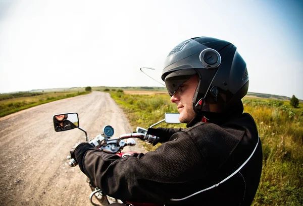 Motociclista na estrada de campo — Fotografia de Stock