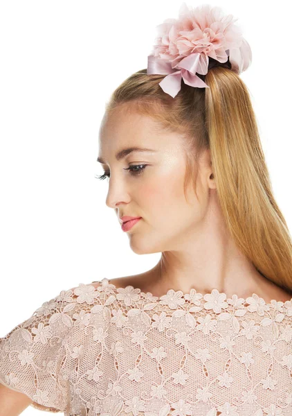 Portret van het mooie blonde meisje met haarsnit — Stockfoto