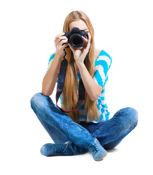Creative woman photographer takes photos — Stock Photo, Image