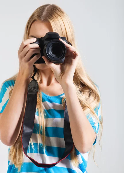 Kreativ kvinna fotograf tar bilder — Stockfoto