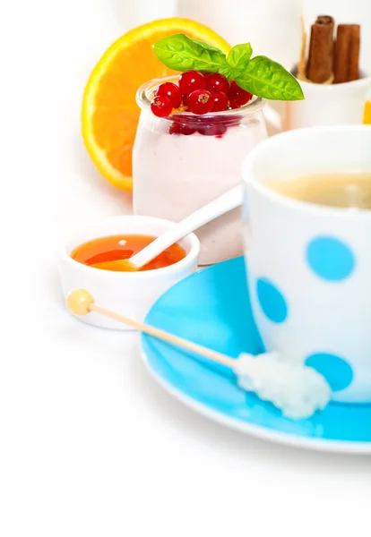 Delicioso café da manhã com café fresco, waffles frescos e frutas — Fotografia de Stock