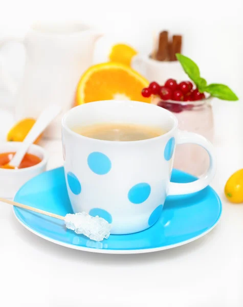 Deliziosa colazione con caffè fresco, waffle freschi e frutta — Foto Stock