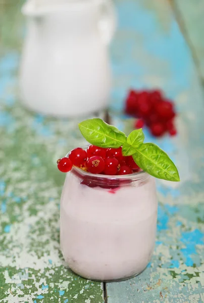 Красный смородиновый йогурт — стоковое фото