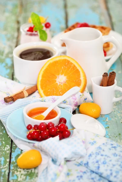 Finom reggeli friss kávét, friss gofri és gyümölcsök — Stock Fotó