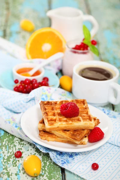 Delicioso desayuno con café fresco, gofres frescos y frutas —  Fotos de Stock