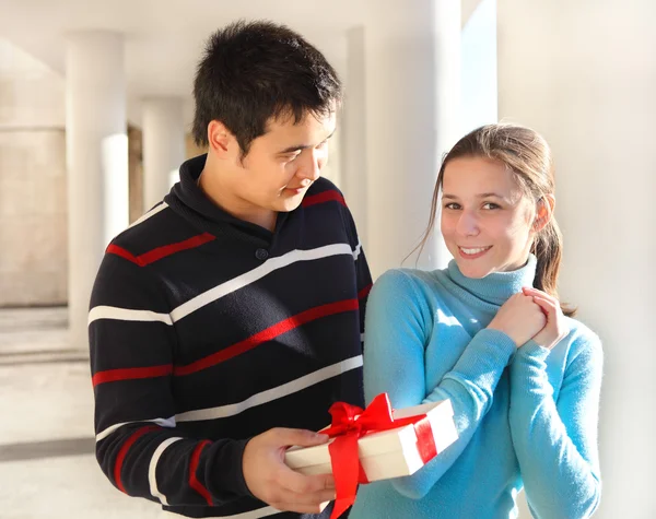 Feliz joven pareja enamorada al aire libre — Foto de Stock