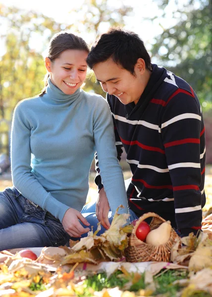 Gelukkig jong paar in liefde — Stockfoto