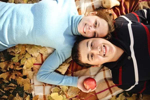 Feliz joven pareja enamorada — Foto de Stock