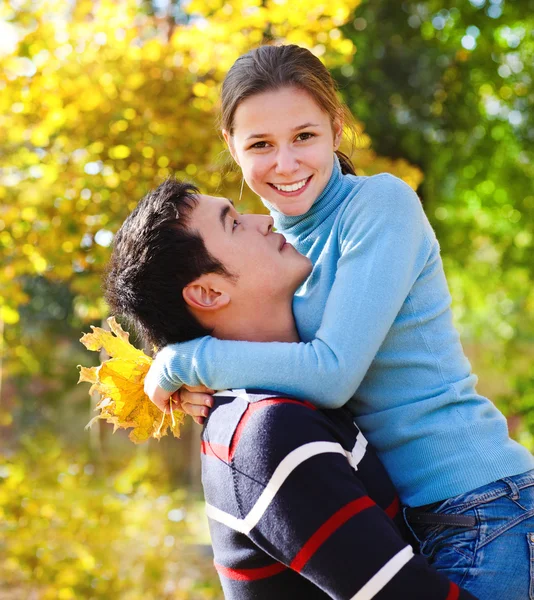 Feliz joven pareja enamorada —  Fotos de Stock