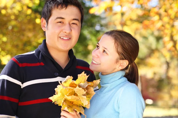 Feliz joven pareja enamorada —  Fotos de Stock