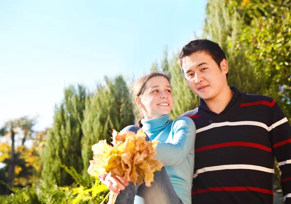 Feliz joven pareja enamorada —  Fotos de Stock