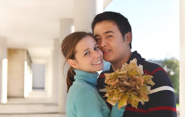 Feliz jovem casal apaixonado — Fotografia de Stock