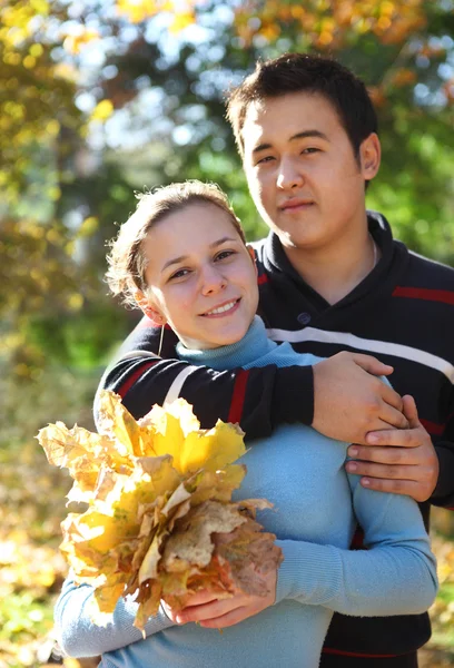 Casal feliz no amor ao ar livre — Fotografia de Stock