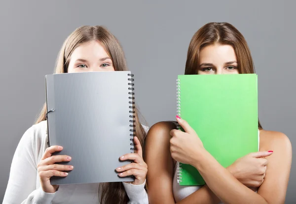 Lässig gekleidete Gymnasiasten Mädchen — Stockfoto