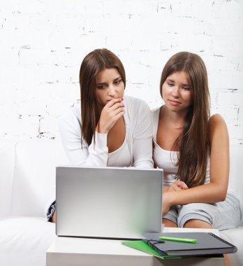 Casual giyinen lise öğrencisi kız çalışma