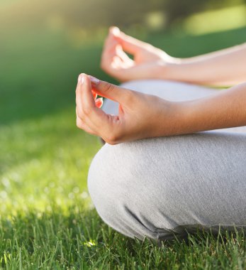 Yoga yaparken çekici genç kadın