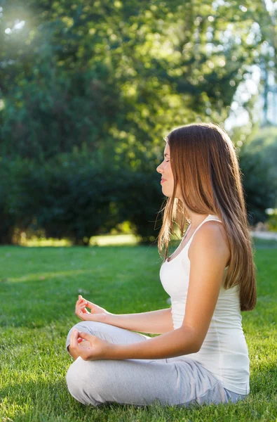 Yoga yaparken çekici genç kadın — Stok fotoğraf