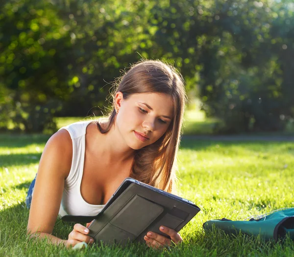 Felice ragazza utilizzando un computer tablet — Foto Stock